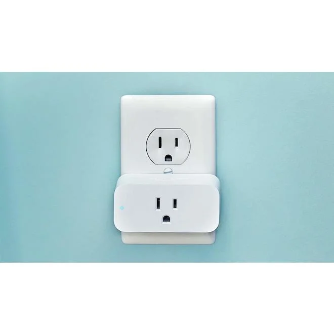 Smart plug controlling a coffee maker on a kitchen counter