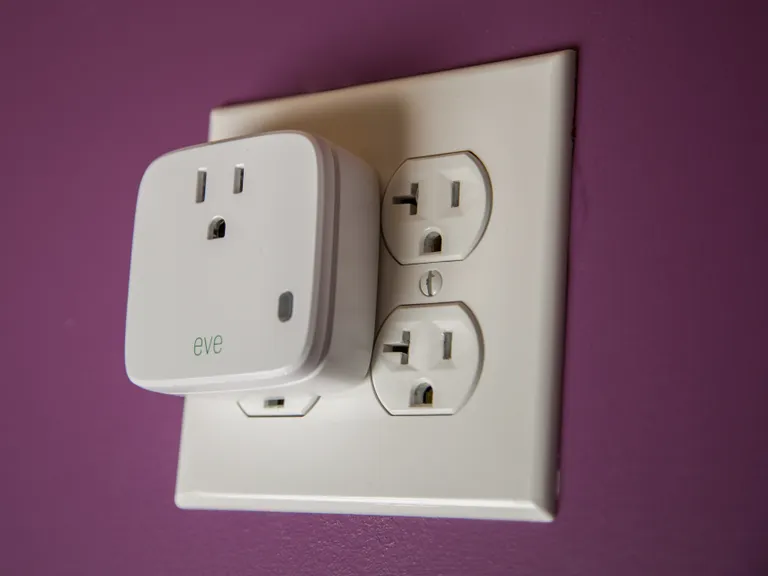 Heavy-duty smart plug connected to a dishwasher