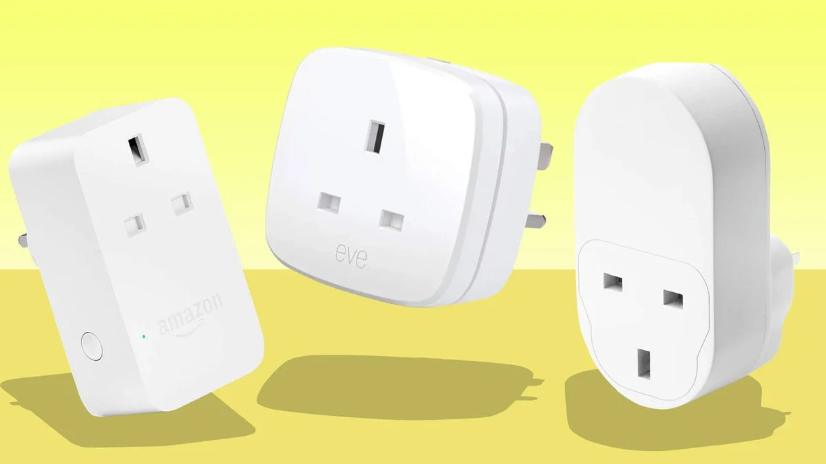 Mini smart plug controlling a lamp